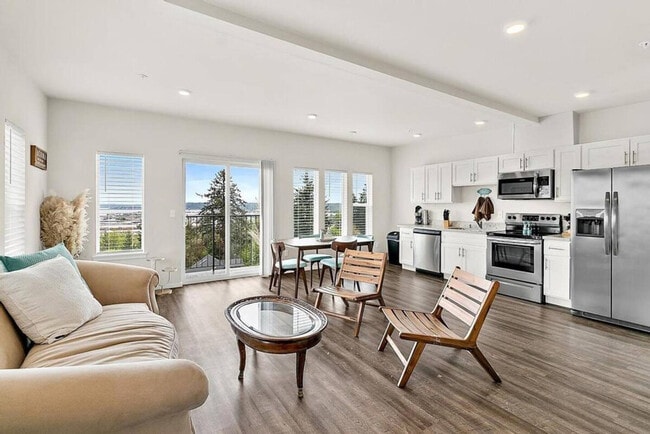 Building Photo - 704 E Wright Ave