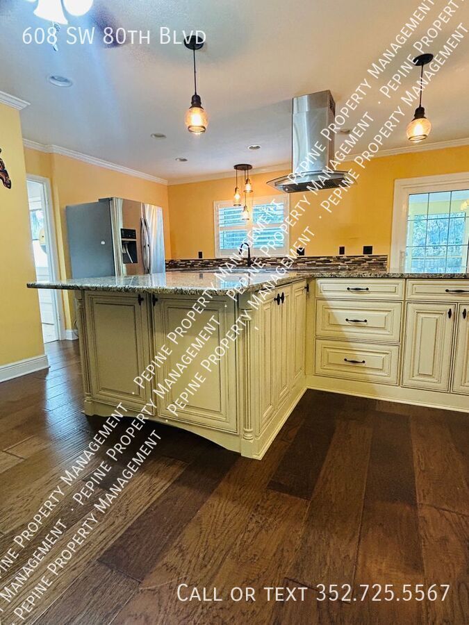 Building Photo - 608 SW 80th Blvd