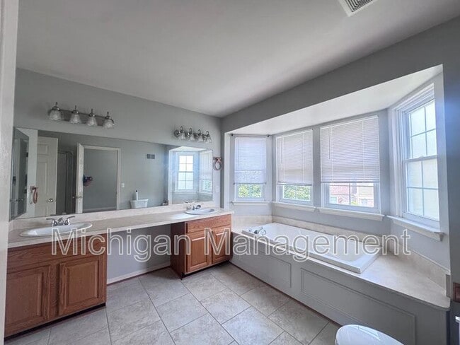 Building Photo - 4351 Hunters Cir W