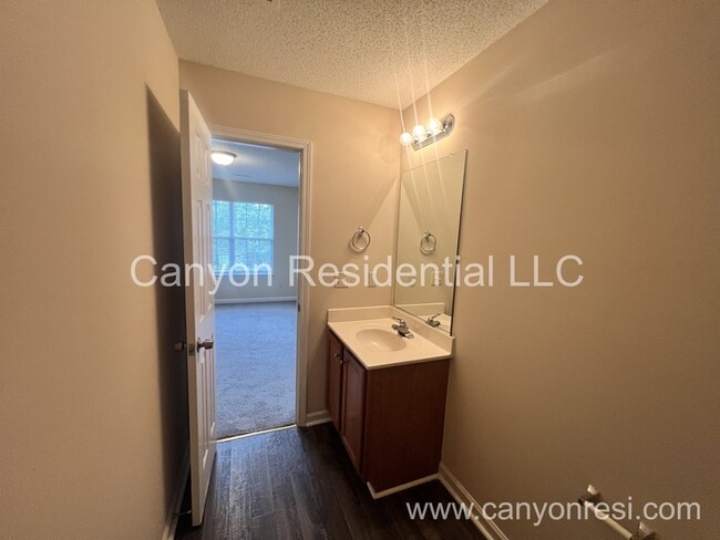 Building Photo - Beautiful 3b Room! Move in ready!