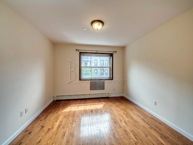 Building Photo - *** 30TH AVENUE *** 1 BED WITH BALCONY ** ...