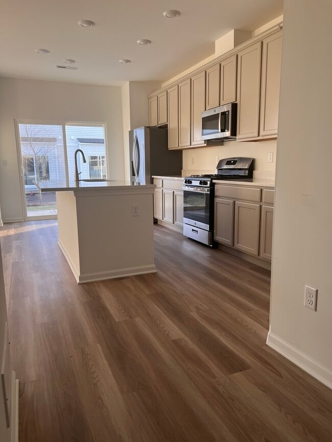 Building Photo - 302 Kingsport Dr