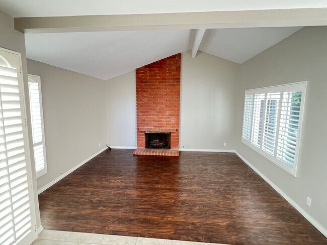 Building Photo - Dazzling Lake Summit Lake View Single Family Home!