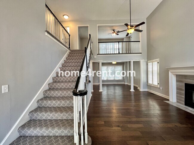 Building Photo - Maintenance Free Living w/ Hardwood Floors...
