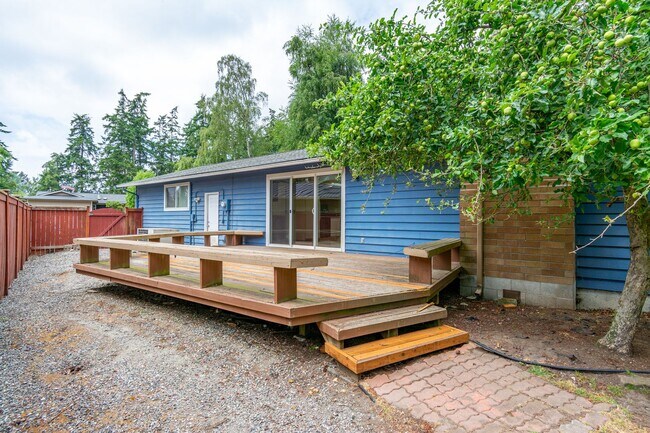 Building Photo - Newly Renovated 3 Bedroom in Oak Harbor