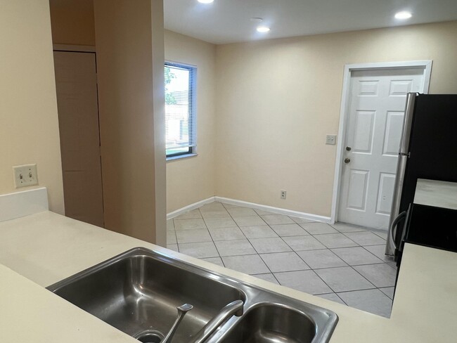 Building Photo - 1581 Woodbridge Lakes Cir