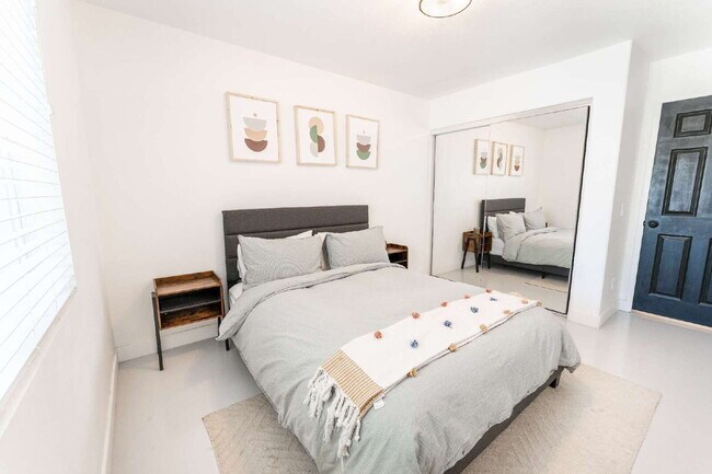 Building Photo - Coachella 4 Bedrooms Stunner