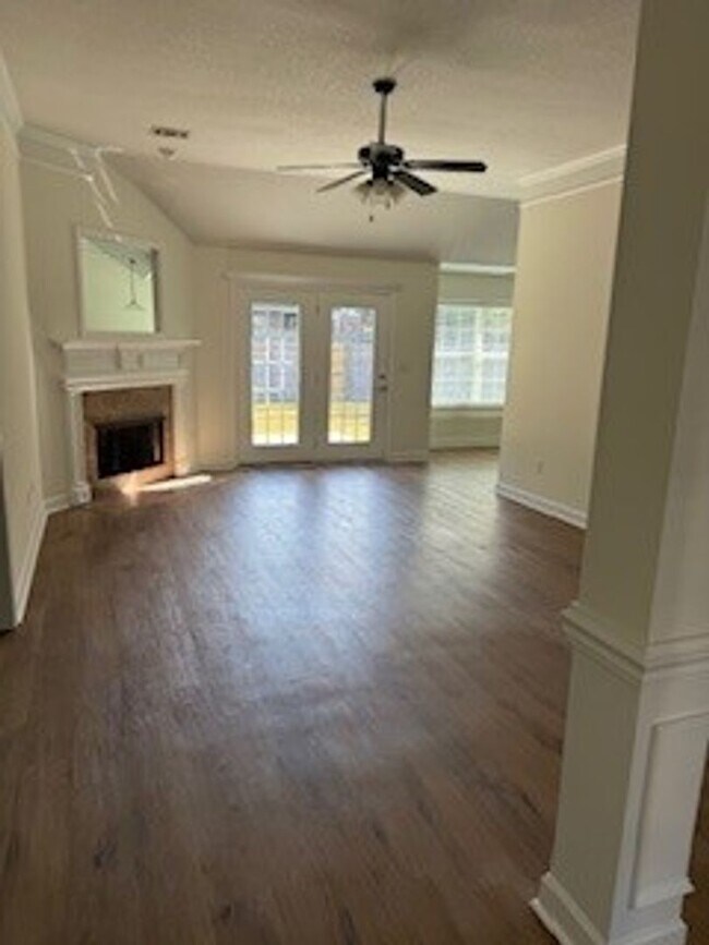 Building Photo - Ready for Move in September 1st 4 bedroom 2 bathroom Bloomingdale Ga