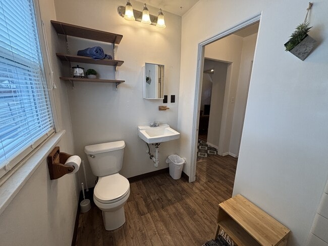 Building Photo - 122 7th St