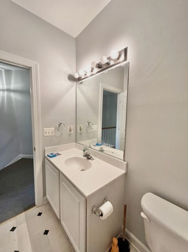 Building Photo - Spacious and bright 3 BR 3.5 BA TH with ga...