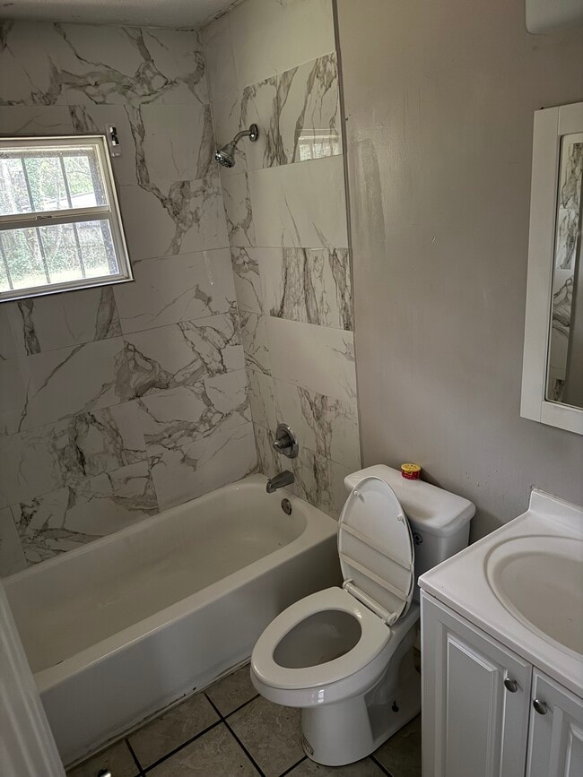 Building Photo - 1550 Midway St