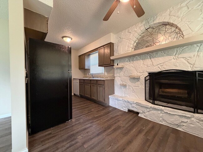 Building Photo - Beautiful 3 bed with tons of charm!