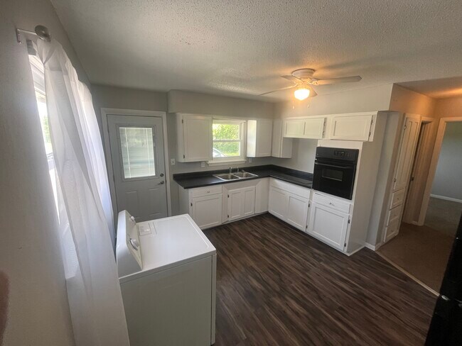 Building Photo - 3050 S Franklin Ave