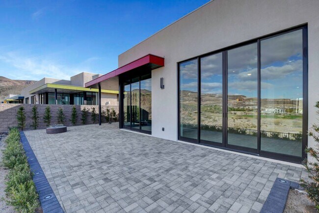 Building Photo - MacDonald Highlands Beauty With Awesome Views
