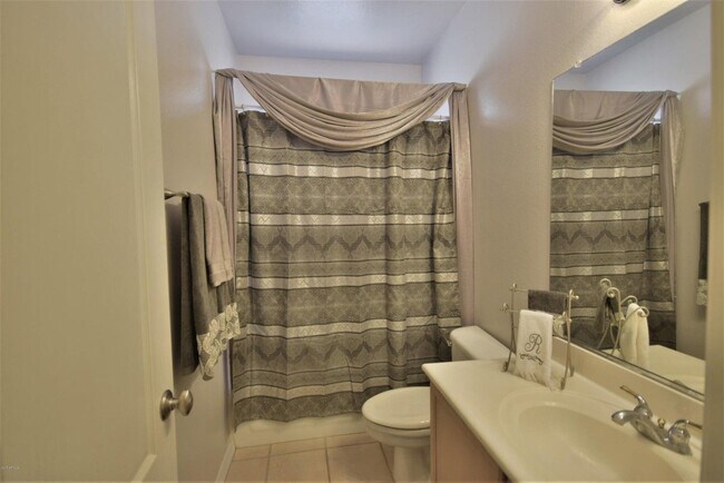 Building Photo - 483 W Carob Dr