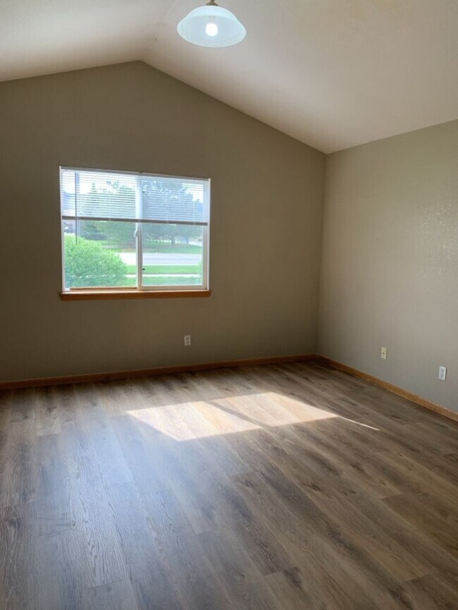 Building Photo - 3 Bed, 2 Bath Duplex in West Fort Collins close to Foothills