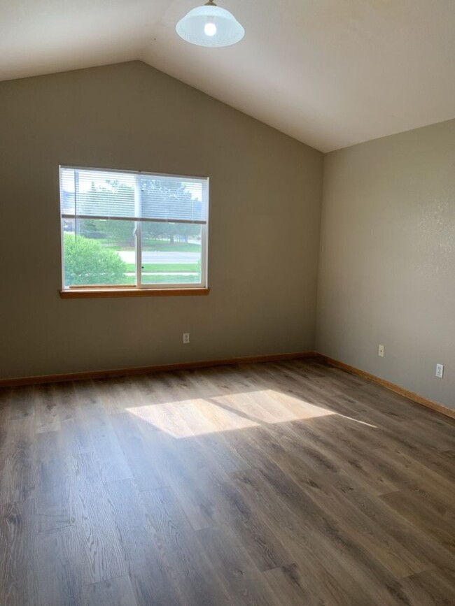 Building Photo - STUDENTS WELCOME! 3 Bed, 2 Bath Duplex in ...