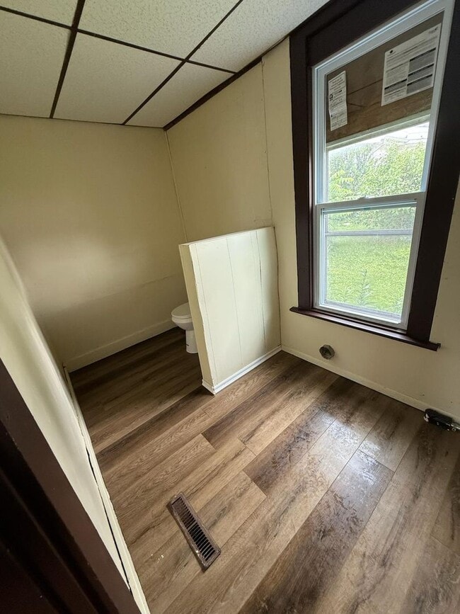 Building Photo - 3 bedrooms 1.5 bath in peaceful and beauti...
