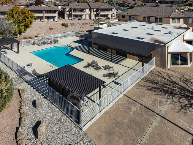 Building Photo - 621 Rolling Hills Dr