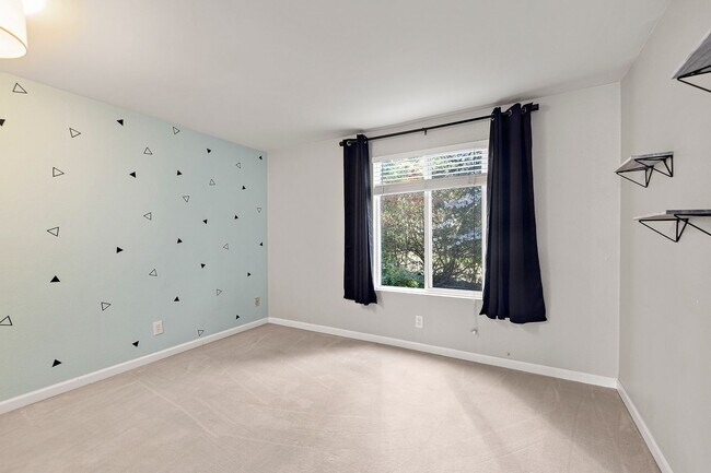 Building Photo - Amazing 2bed/1.5bath Condo Unit with Private Balcony in Meridian Park!