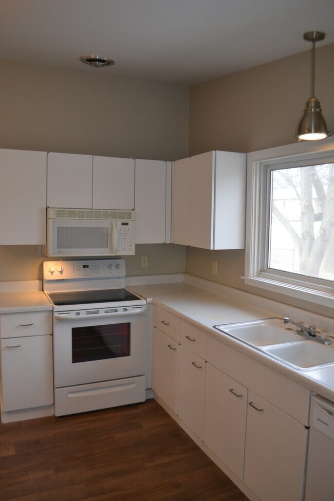 Building Photo - Ranch level home in great neighborhood! 2 ...