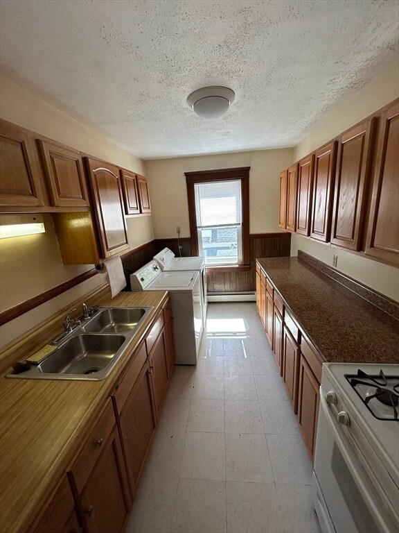 Building Photo - 24 Joyce St