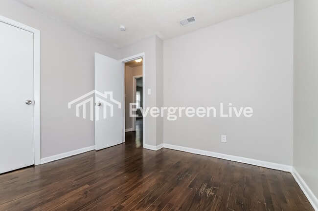 Building Photo - 319 S Hocker Ave