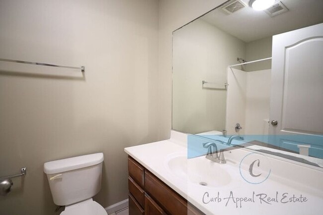 Building Photo - Utilities included!! Internet included!! Spacious 2 bed /2 full bath apt - includes washer/dryer