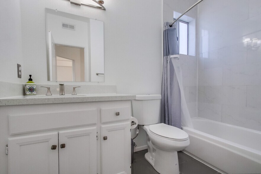 Building Photo - 7140 Calabria Ct
