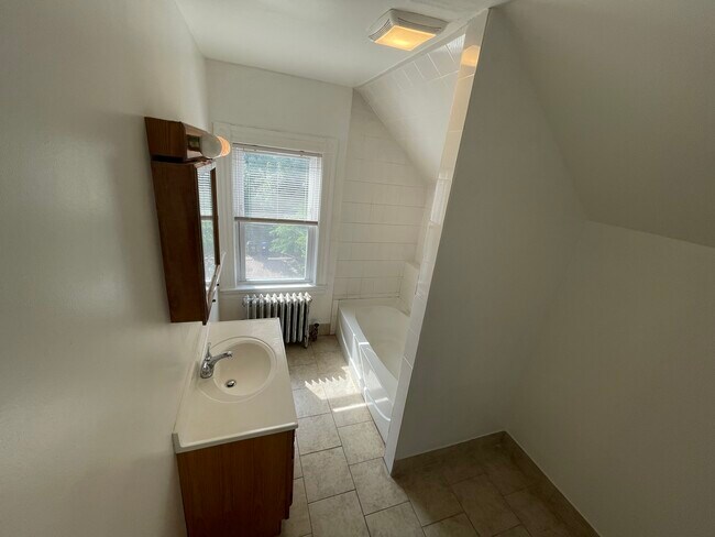 Building Photo - 116 Hutchings St