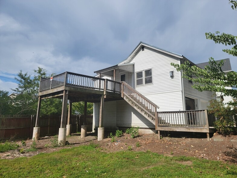 Large deck - 407 Bloom St
