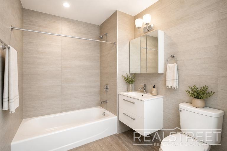 Building Photo - LUXURY 2 Bed LOFT in Queens!