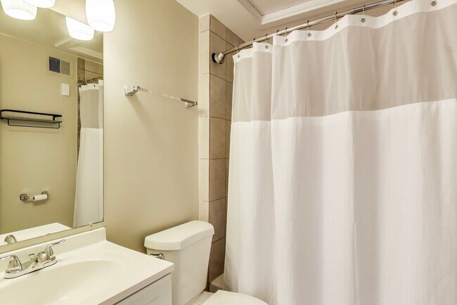Building Photo - Peaceful 2BD/2BA - Two Level Condo in the Heart of Dupont Circle!
