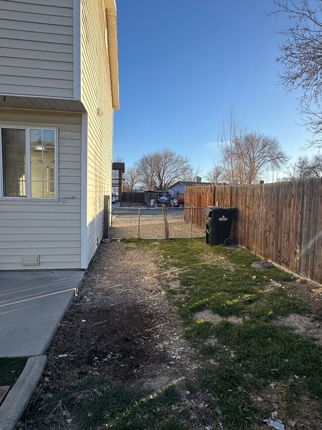 Building Photo - 481 1/2 Tracy Dr