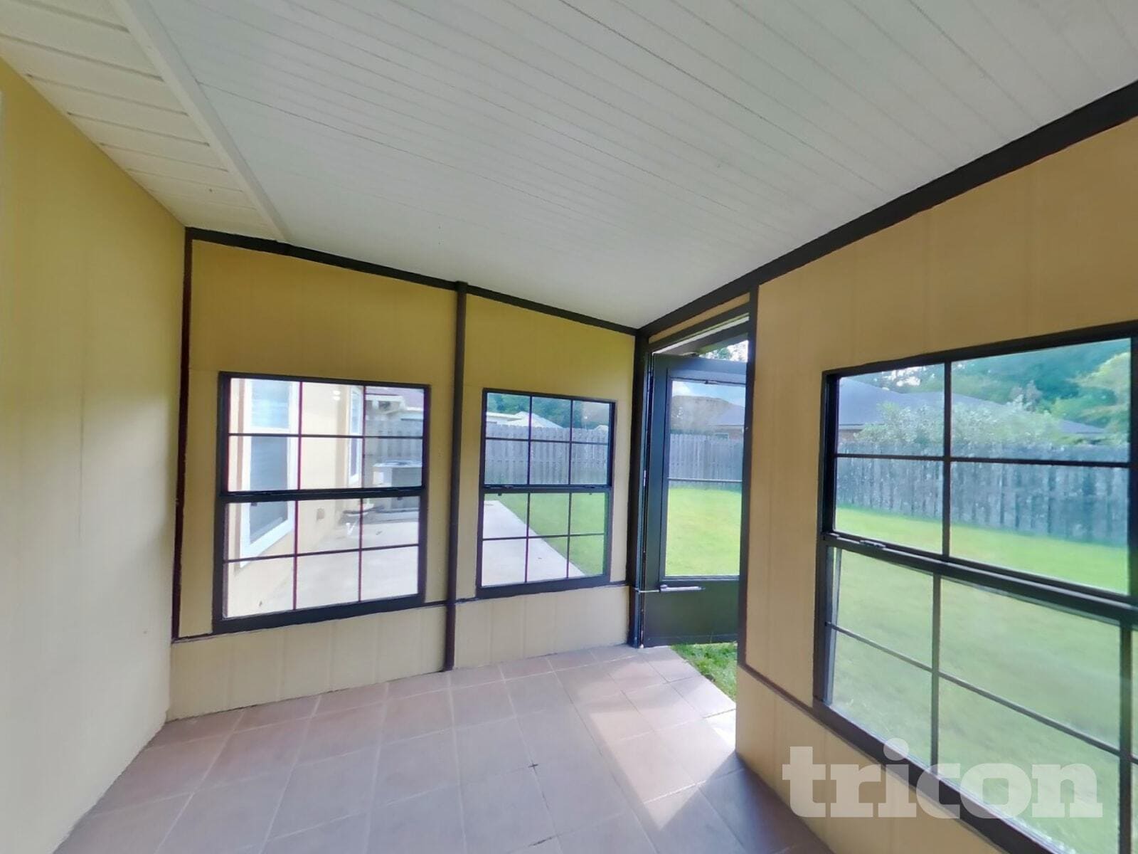 Building Photo - 6676 Southern Oaks Dr