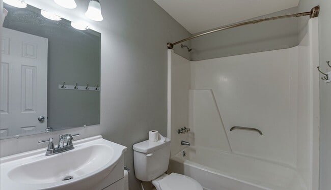 Building Photo - 3 Bedroom 1.5 Bath Home in Holly Court - Goose Creek