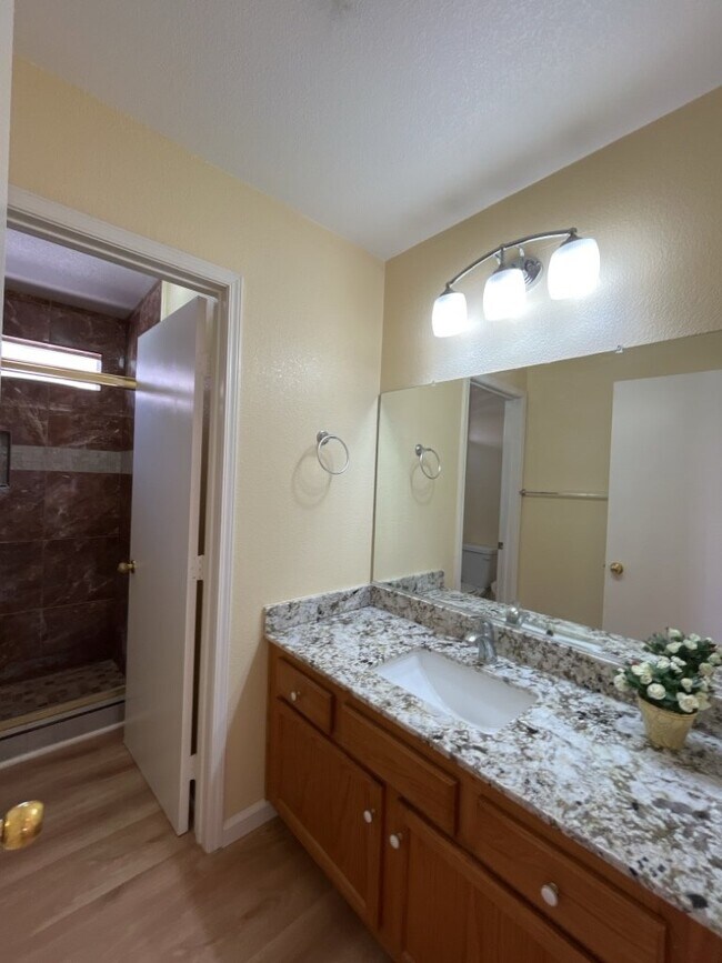 Building Photo - Experience luxurious living in this stunning 4-bedroom, 2.5-bathroom house