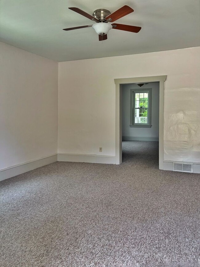 Building Photo - 3 bed 1.5 bathroom apartment in Harleysvil...