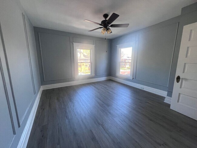 Building Photo - Large Single Family Five Bedroom Home!