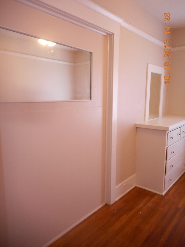 Building Photo - 370