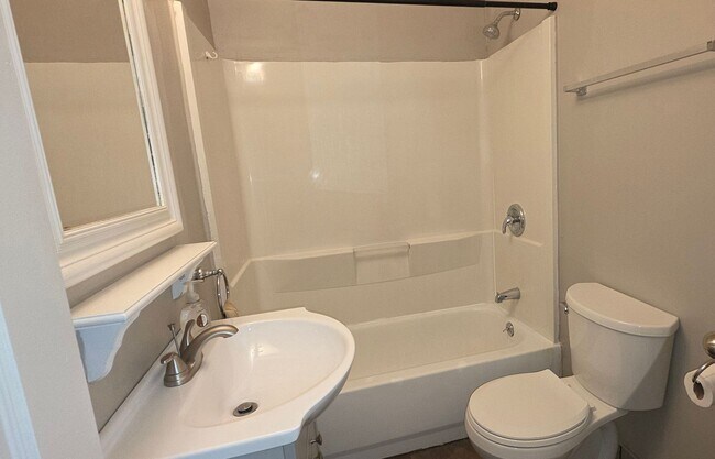 Building Photo - Remodeled 2 Bedroom, 2 Living Areas!  $925