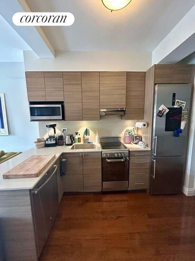 Primary Photo - 210 W 70th St