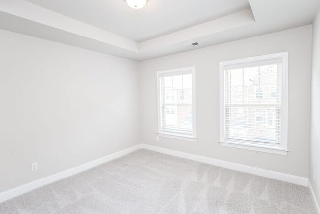 Building Photo - 3 story townhome in a great location in Chamblee