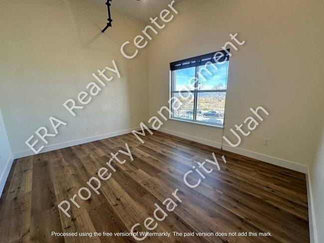 Building Photo - 2 bed / 1 bath Condo Living North End of Town - Newly Remodeled!