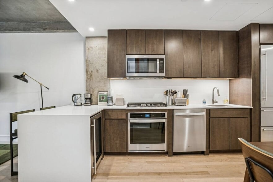 Building Photo - 132 W 26th St