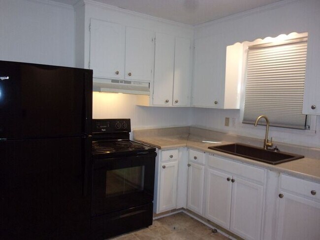 Building Photo - 3 Bedroom 1 Bath Brick Ranch - Recently Updated and Painted