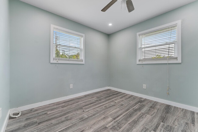 Building Photo - 856 SW Rustic Cir