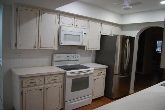 Building Photo - SEMINOLE HOME IN DESIRABLE CANTERBURY CHASE