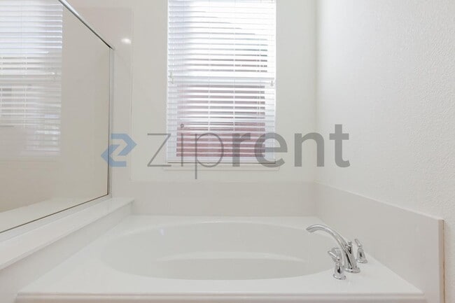 Building Photo - 873 Willow Bridge Dr