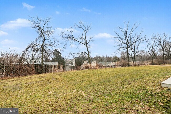 Building Photo - 7867 Oakbrook Dr